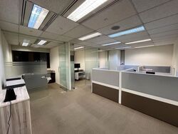 Palais Renaissance (D9), Office #537055301
